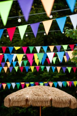 Parkta asılı renkli bayraklar. Kutlama için renkli kiraz kuşu