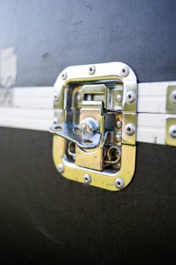 Eski bir kilidi kapat