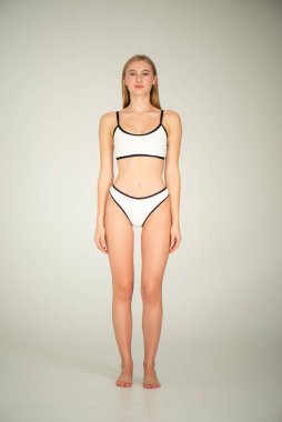 beyaz iç çamaşırı genç kadın