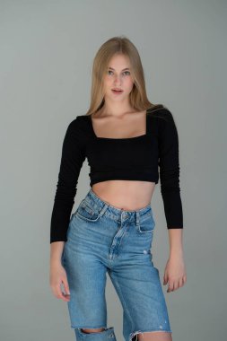 Siyah bluzlu ve beyaz tişörtlü genç kız.