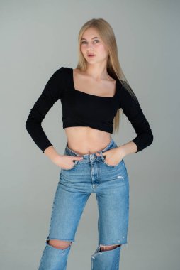 Beyaz tişörtlü, arka planda güzel bir kız, stüdyo resmi.