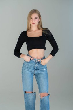 Kot pantolonlu genç sarışın kadın