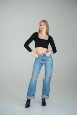 Kotlu güzel bir kız ve beyaz arka planda siyah bir bluz.