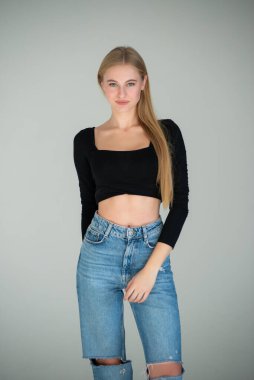 Stüdyoda sarı saçlı güzel bir kadın var.