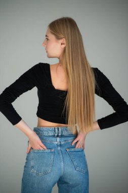 uzun sarı saçlı güzel kız