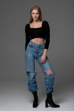 Beyaz arka planda kot giyen genç bir kızın portresi..