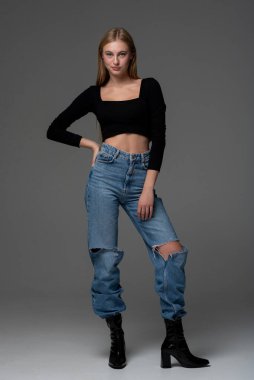 Kotlu ve siyah bluzlu güzel bir kız.