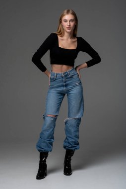 Kot pantolon ve kot giyen moda kadını