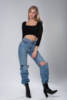 Kot içinde güzel bir kız.