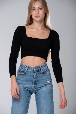 Kot pantolonlu genç kadın