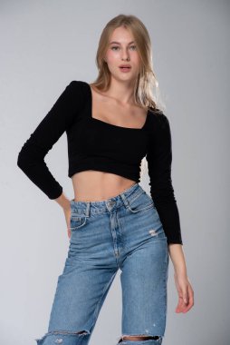 Siyah bluzlu ve kot pantolonlu güzel sarışın.