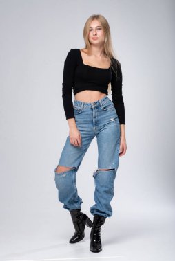 Kotlu güzel bir kadının portresi. Gri stüdyo arka planında izole