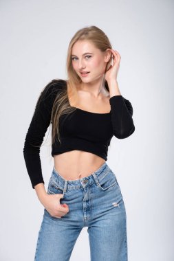 Siyah ceketli güzel bir kızın portresi.