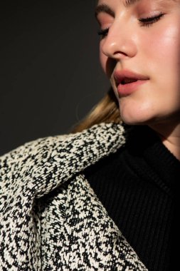 Şık giysiler içinde bir modeldir