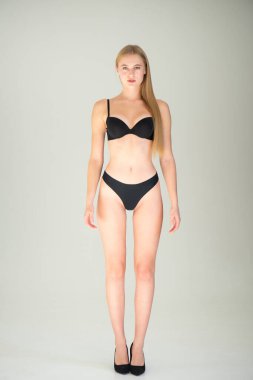 Mükemmel siyah iç çamaşırlı güzel kız.