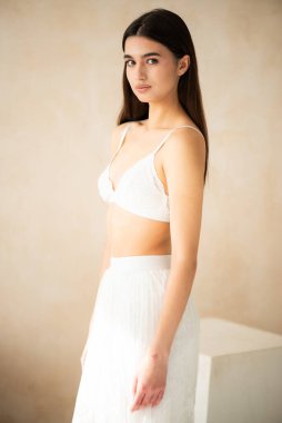 Beyaz iç çamaşırlı genç kadın.