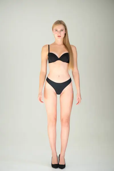 Mükemmel siyah iç çamaşırlı güzel kız.