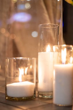 Bir gecede bir masada mum yakmak.