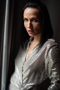 Karanlık bir iç mekanda bir kadının portresi