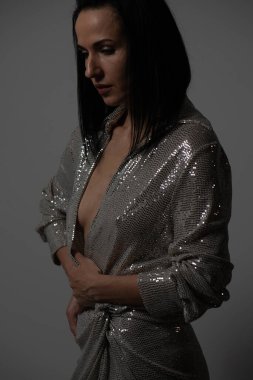 Siyah iç çamaşırlı, ıslak saçlı, siyah arka planda seksi bir kadın..