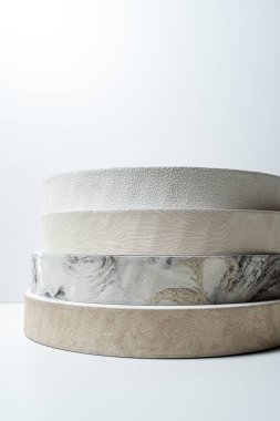 Beyaz arka planda yuvarlak beyaz yastık.