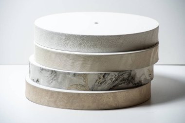 Siyah arkaplanda beyaz plaka yığını, boşluğu kopyala.