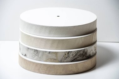 Gri arkaplanda yuvarlak tabak yığını