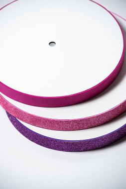 Beyaz arkaplanda mor kurdele