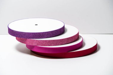 Beyaz arkaplanda renkli kurdele