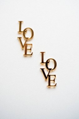 Altın harflerle yazılmış aşk kelimesi.
