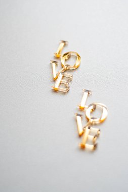 Altın alyans beyaz izole