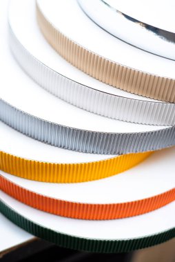 Mutfakta renkli metal tabakalar var.