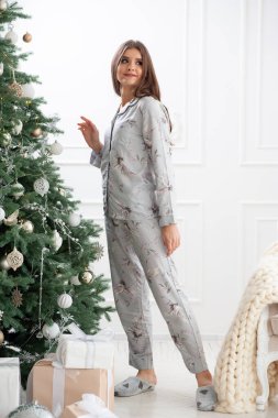 mutlu genç kadının yanına Noel ağacı.