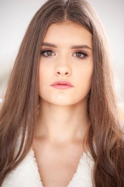 genç güzel esmer kadın