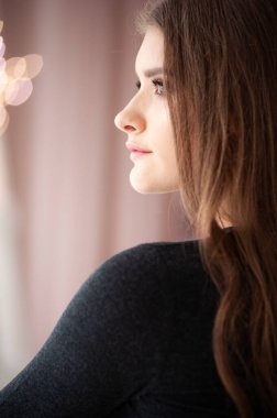 Pencereye bakan kadın