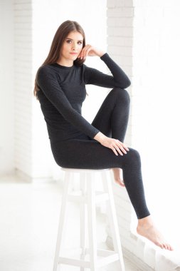 Yerde mayo giymiş genç bir kız..