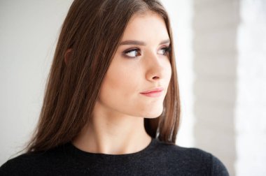 Genç esmer, güzel gözlü.