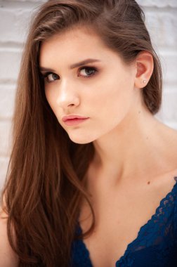 Beyaz elbiseli güzel bir kızın portresi.