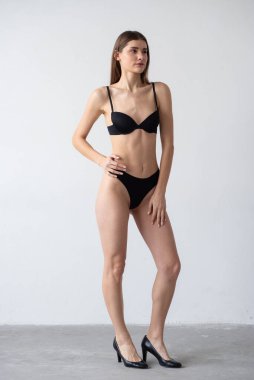 genç kadın iç çamaşırı portresi