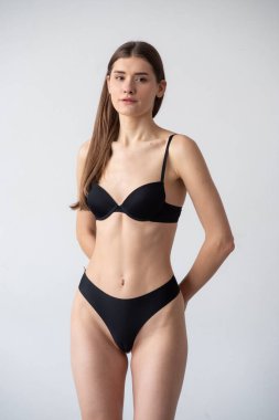 stüdyoda poz güzel bir kadın portresi