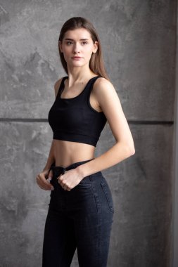 Siyah pantolonlu ve üstteki genç kadının portresi.