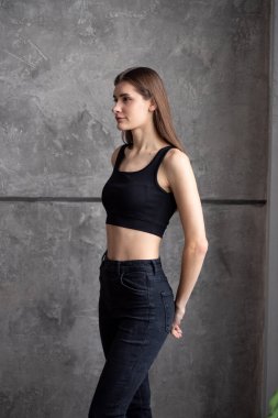 Siyah pantolonlu güzel bir kadının portresi.