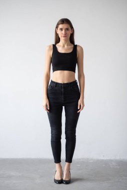 genç kadın stüdyoda poz