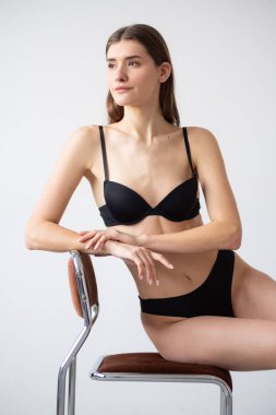 seksi kız stüdyoda poz