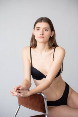 İç çamaşırlı, uzun saçlı güzel bir kadının portresi..