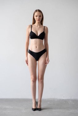 Vücudunda mükemmel bir vücut olan güzel, zayıf bir kız.