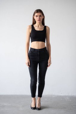 genç kadın stüdyoda poz