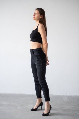 Stüdyoda siyah elbiseli güzel bir kız.