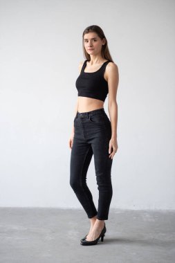 Çekici bir genç kadının portresi