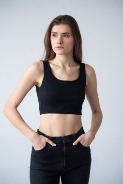 Stüdyoda poz veren güzel genç bir kadın.